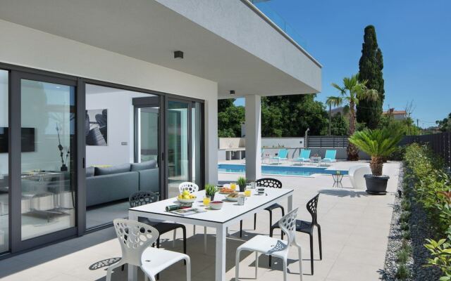 Apartment in Faana With Sea Beach