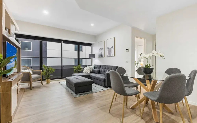 Executive Unit With Pool and Gym Near Riverfront
