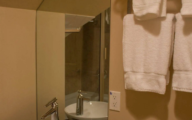 Genelle House B&B Guest House