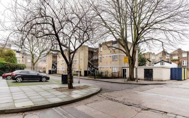 Aylie's Awesome 2 Bed Flat in Dalston