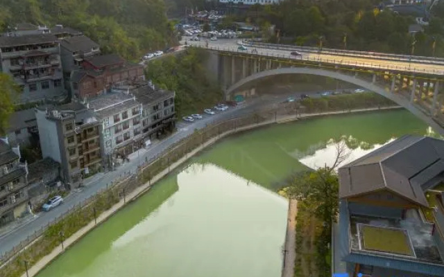 Fenghuang Yijia Yishu · High-End Riverside Villa (Fenghuang Ancient City Store) – Outside – Xiangxi