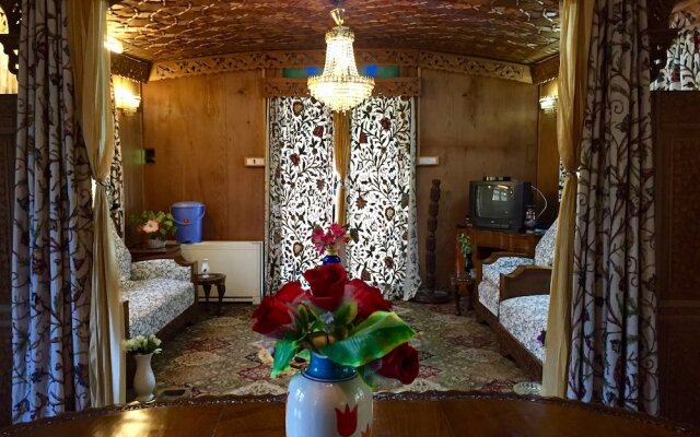New Sea Palace Houseboats