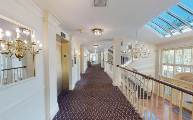 Avon Old Farms Hotel