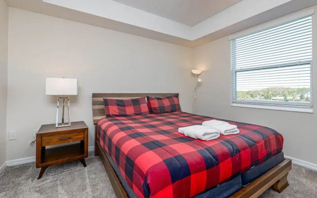 Comfortable 2BR Condo w/ Lake Views