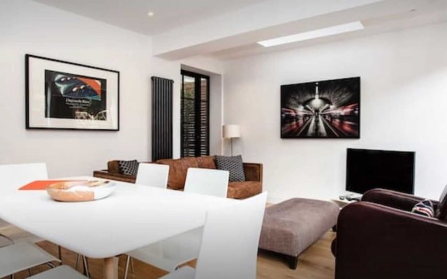 Stylish Newly Refurbished 2 Bedroom Flat With Terrace