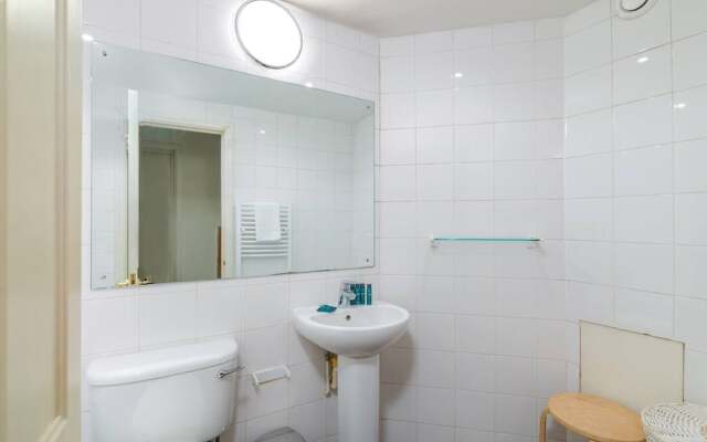 Charming 2 Bed Home In West Kensington Fits 4
