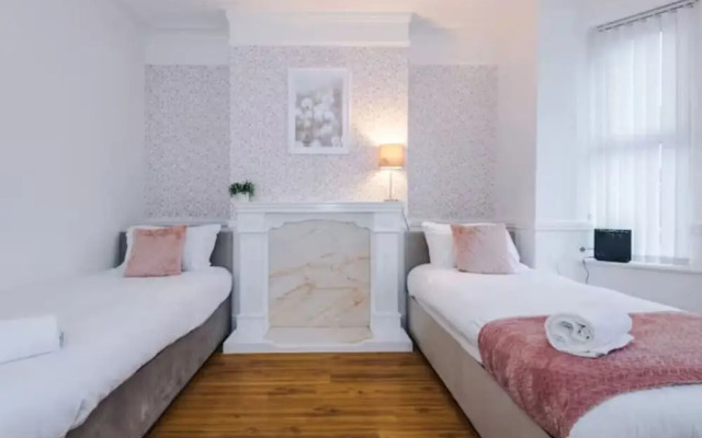 Spacious 4-Bed House Manchester