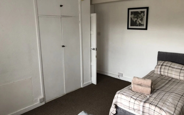 Lovely 2-bed Apartment in Solihull