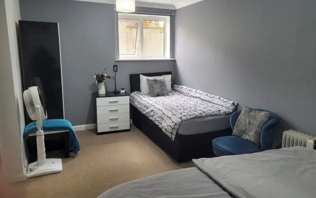 Charming Luton Apartment Retreat