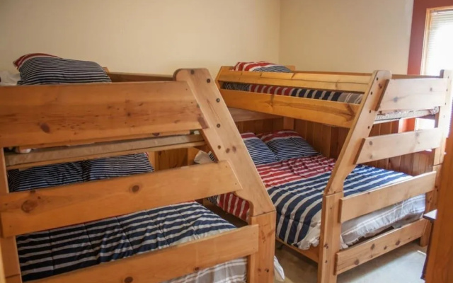 17 Honeysuckle Lodge - 5 Br Cabin