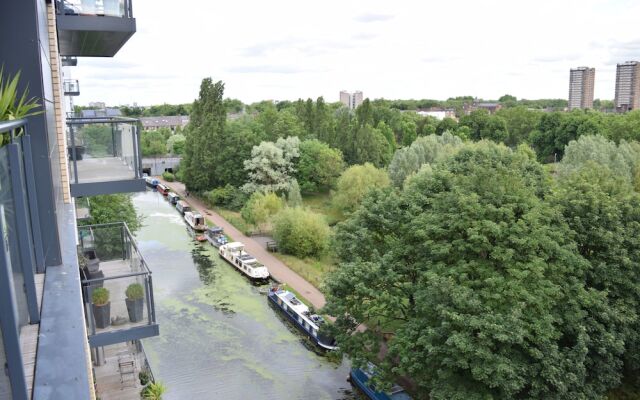 Stylish Flat With A Balcony Over Canal In Bethnal Green