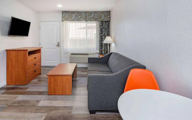 Howard Johnson Suites by Wyndham San Diego Chula Vista/BayFt