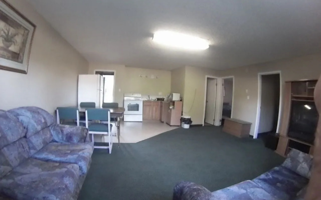 Outpost Motel & Kitchenette Suites