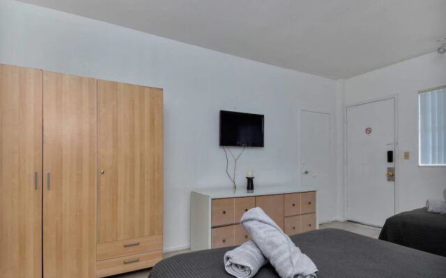 Lovely Little Studio With Pool, Hallandale Beach:)