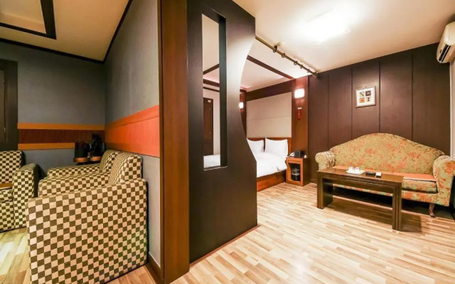 Nest Major Hotel