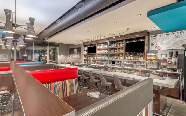 Hampton Inn & Suites Madison / Downtown