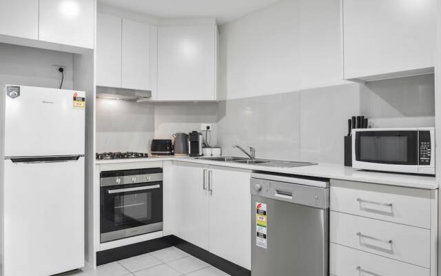 Modern Luxury Apartment Walking Distance to Train Station