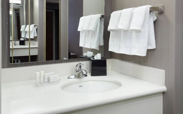 Courtyard by Marriott Cleveland Airport North