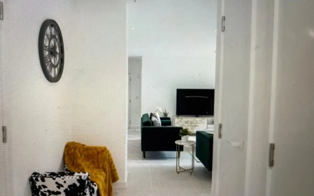 Luxury Spacious Flat With Communal Gardens Parking