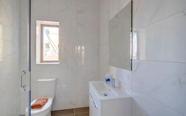 Chic 2BR Apartment, Ideal Location