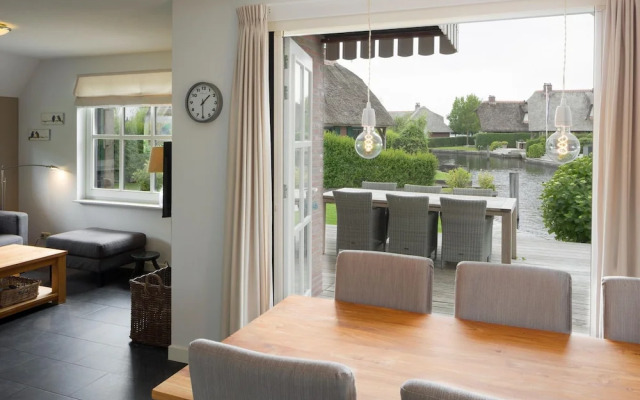 Stylish Thatched Villa with 2 Bathrooms near Giethoorn