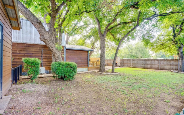 Pet-friendly Granbury Home w/ Yard, Near Downtown!