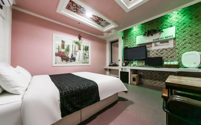 Raphael Hotel