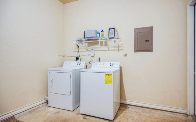 San Antonio Townhome ~ 2 Mi to Aquarium!