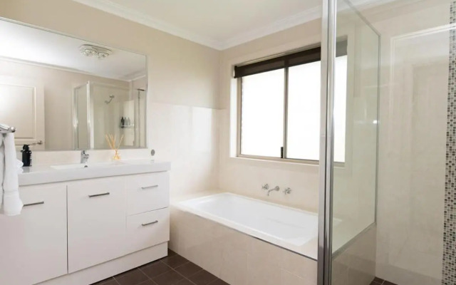 Centennial Cres, Modern, Entertaining Home, Sleeps 8