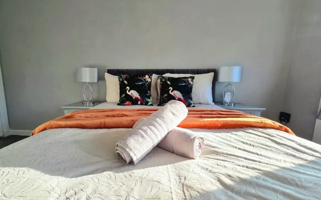 Bright and Cozy Home Near Hampden Park