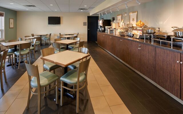 Best Western Thompson Hotel & Suites