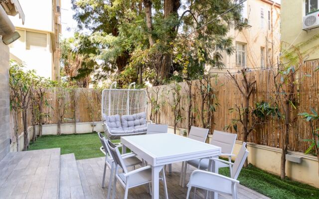 Family Apt & Private Garden near Beach by FeelHome