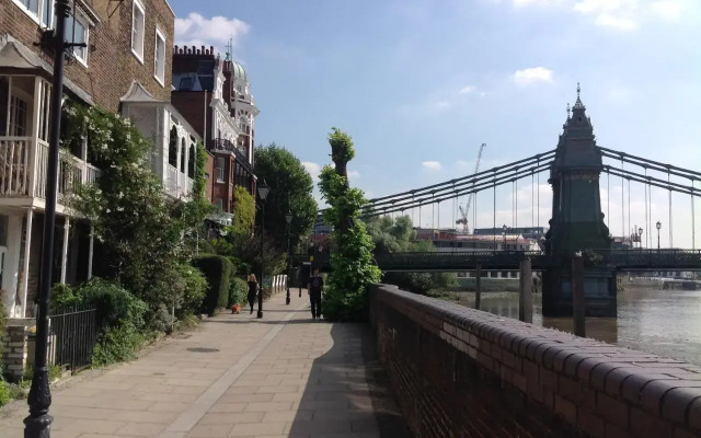 8 Ravenscourt Gardens