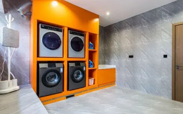 Veris International Hotel (Guiyang Huaxi Mei's Guobinfu)