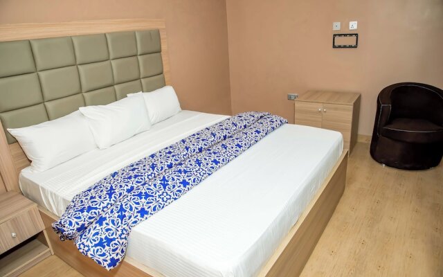 Everland Hotel and Suites