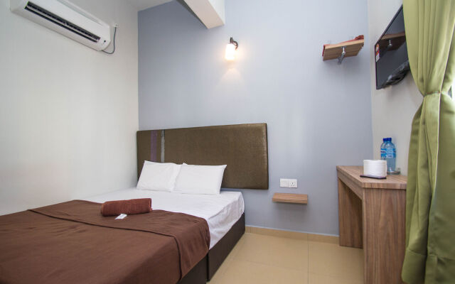 Oyo 89442 24 Seven Hotel