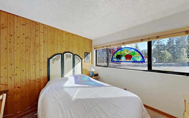 Nice 2 Bedroom Condo in Mammoth! Easy access to 3 Hot Tubs & Pool! by RedAwning