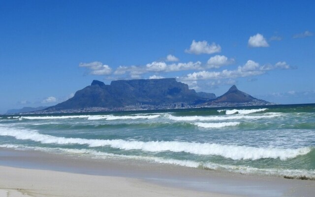 The Waves Crest Bloubergstrand