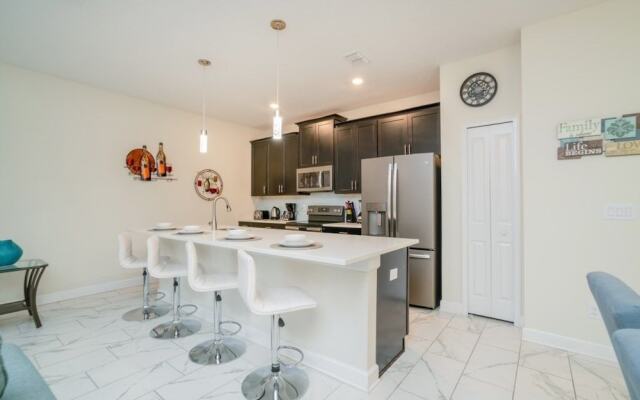 1566plunker 4 Bedroom Townhouse by RedAwning