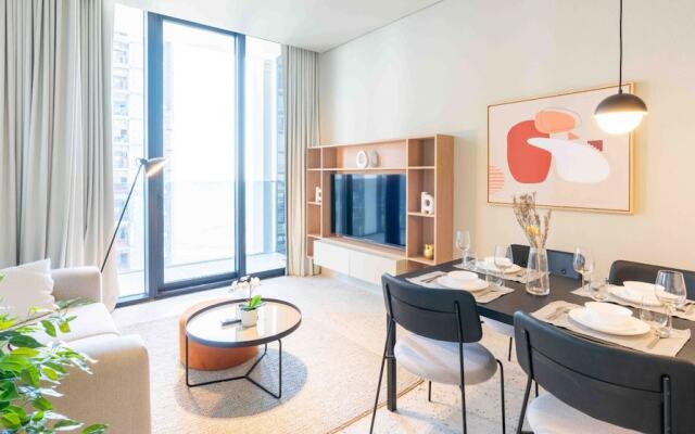 Sleek 1BR w Balcony in Business Bay