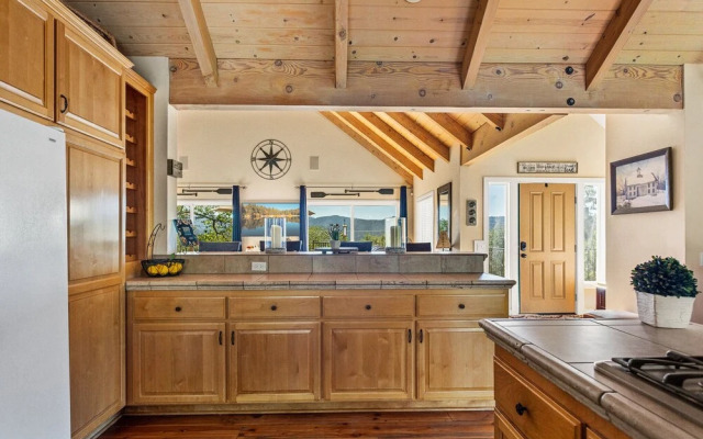 Bearfoot Lodge Near Hiking & Skiing!