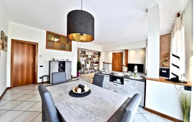 Modern- family apartment halfway between Milano and Como