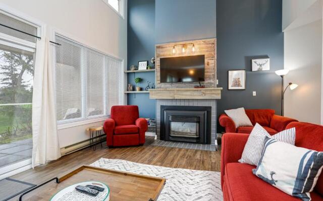 Wintergreen Retreat with Private Sauna & Patio 82291
