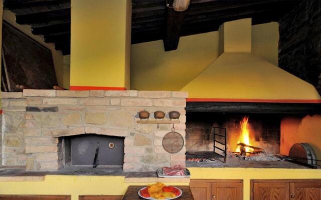 Beautiful Farmhouse With Heated Pool and Jacuzzi-mulino Della Villa