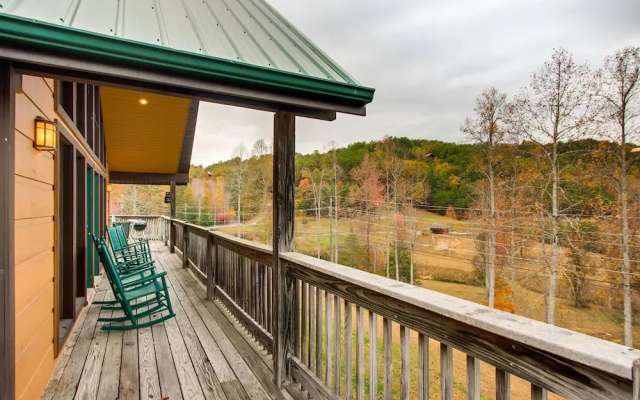 Bearadise 4 Bedroom Cabin by RedAwning