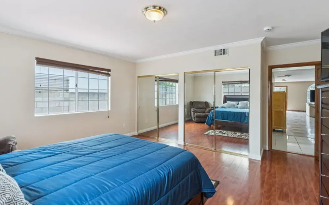 Russell House Near Hollywood & Griffith Park 3 Bedroom Home