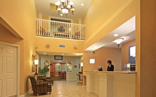 Holiday Inn Express Hotel & Suites MAGNOLIA-LAKE COLUMBIA