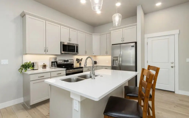 Noco Retreat - King Beds, Fireplace, Scenic Trails