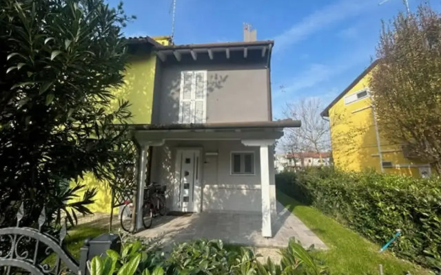 Charming Villa With Garden and Views in Albarella