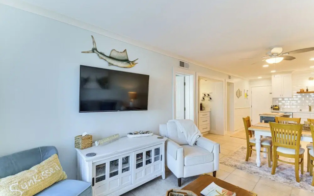 Beachfront Abode w/ Pool Access in Gulf Shores!